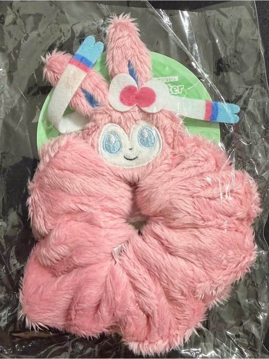 Sylveon plush scrunchie - Picture 3 of 4